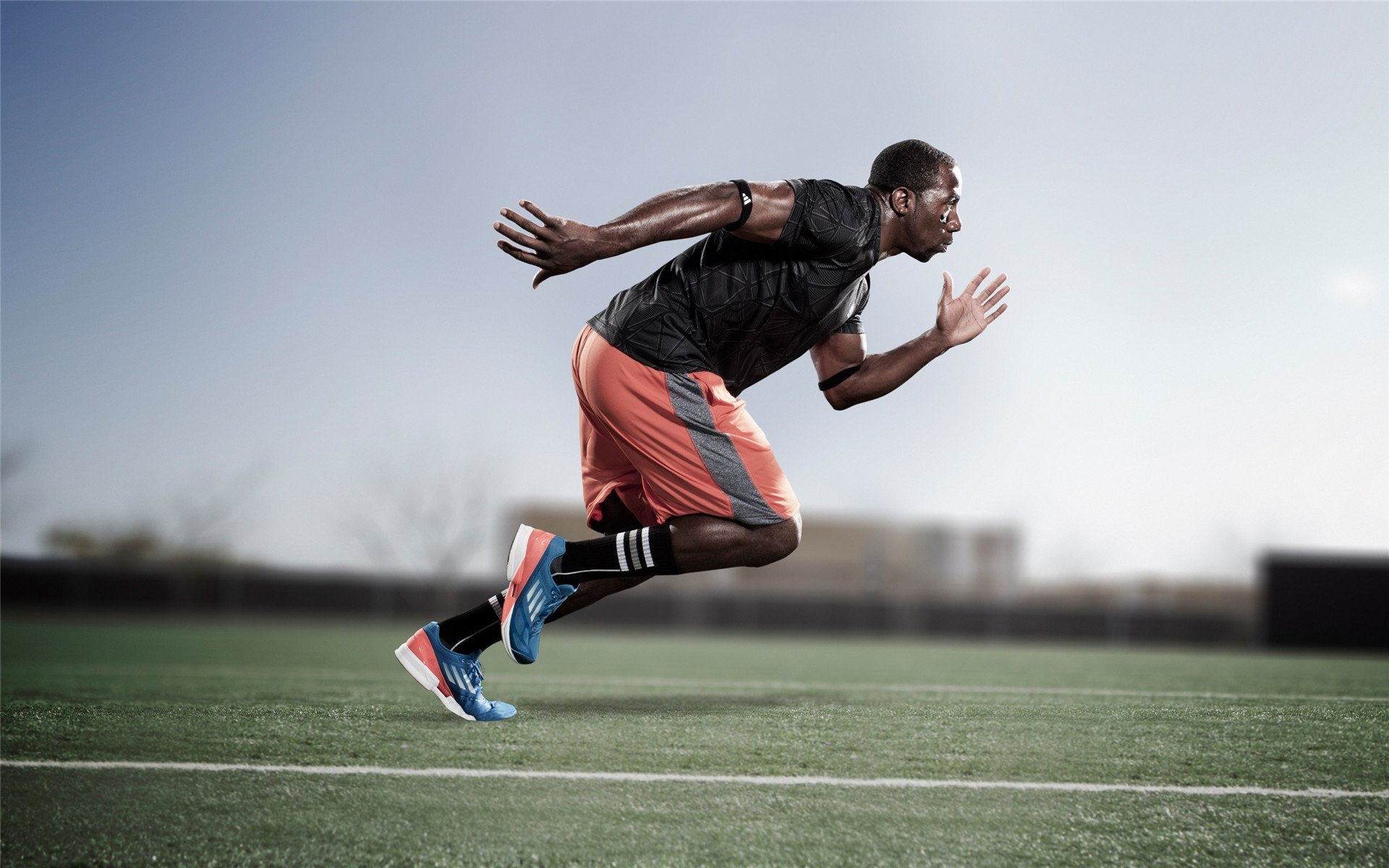 当那不勒斯的海啸冲垮澳洲防线,莱万在欧冠的寒夜中独自点燃战火